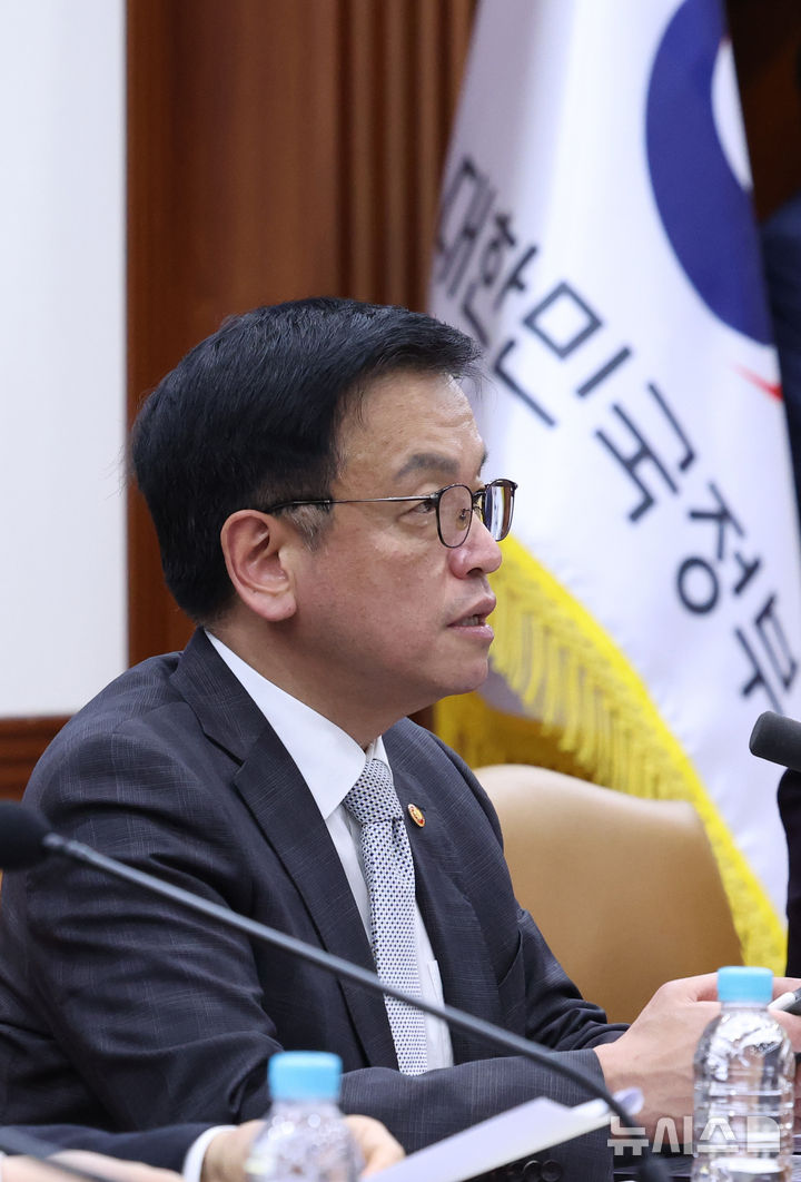 [서울=뉴시스] 조수정 기자 = 최상목 대통령 권한대행 부총리 겸 기획재정부 장관이 18일 정부서울청사에서 열린 수출전략회의를 주재하고 있다. 2025.02.18. chocrystal@newsis.com