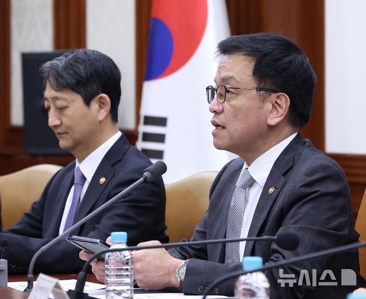 [서울=뉴시스] 조수정 기자 = 최상목 대통령 권한대행 부총리 겸 기획재정부 장관이 18일 정부서울청사에서 열린 수출전략회의를 주재하고 있다. 2025.02.18. chocrystal@newsis.com