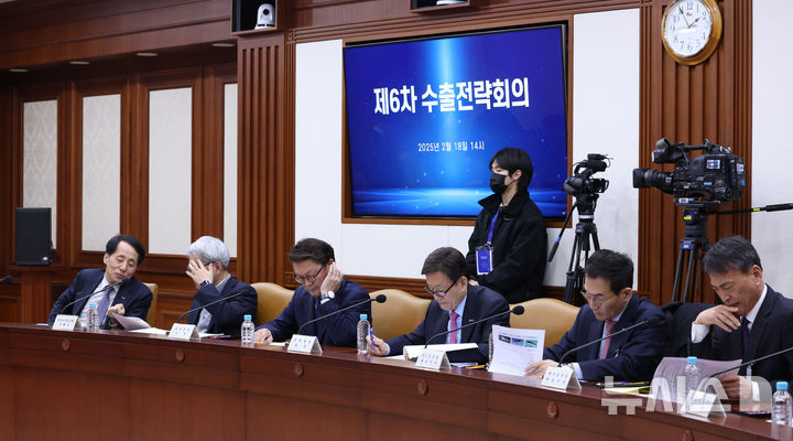 [서울=뉴시스] 조수정 기자 = 장영진(왼쪽부터) 무역보험공사 사장, 윤희성 수출입은행장, 박승희 삼성전자 사장, 윤진식 한국무역협회장, 유상철 HJ중공업 대표이사, 이승룡 제이솔루션 대표이사가 18일 정부서울청사에서 열린 최상목 대통령 권한대행 부총리 겸 기획재정부 장관 주재 수출전략회의에 앞서 자료 등을 확인하고 있다. 2025.02.18. chocrystal@newsis.com