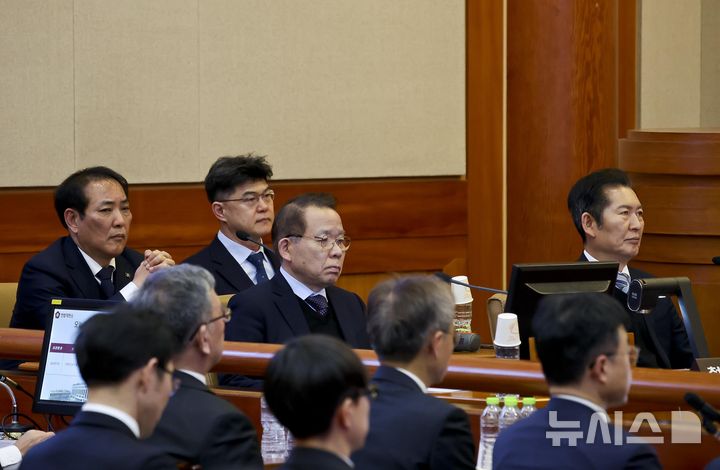 [서울=뉴시스] 사진공동취재단 = 정청래 국회 탄핵소추위원장과 국회측 변호인단이 18일 서울 종로구 헌법재판소에서 열린 '윤석열 대통령 탄핵심판 9차 변론'에 출석해 변론 시작을 기다리고 있다. 2025.02.18. photo@newsis.com