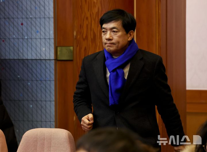 [서울=뉴시스] 사진공동취재단 = 이성윤 더불어민주당 의원이 18일 서울 종로구 헌법재판소에서 열린 '윤석열 대통령 탄핵심판 9차 변론'을 참관하기 위해 입장하고 있다. 2025.02.18. photo@newsis.com