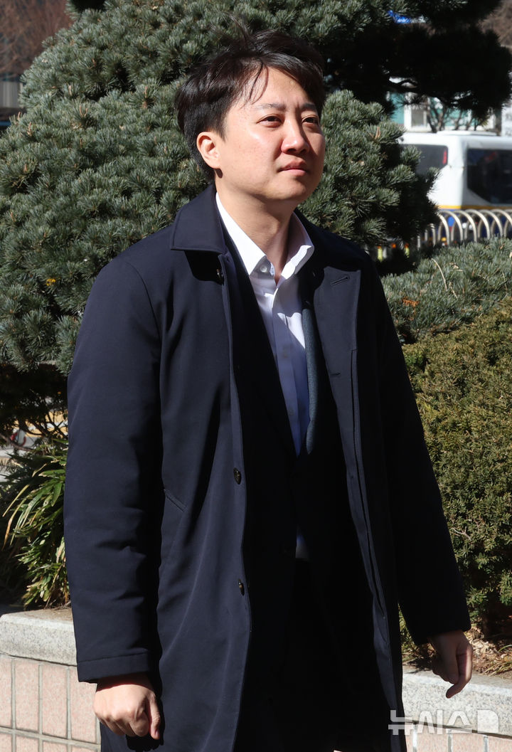 [서울=뉴시스] 김금보 기자 = 이준석 개혁신당 의원이 18일 서울 마포구 서울서부지방법원을 방문하고 있다. 2025.02.18. kgb@newsis.com