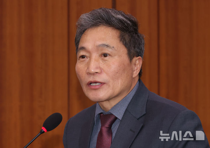 [서울=뉴시스] 조성우 기자 = 이학재 인천국제공항공사 사장이 18일 오후 서울 여의도 국회에서 열린 국토교통위원회 전체회의에서 의원 질의에 답변하고 있다. 2025.02.18. xconfind@newsis.com