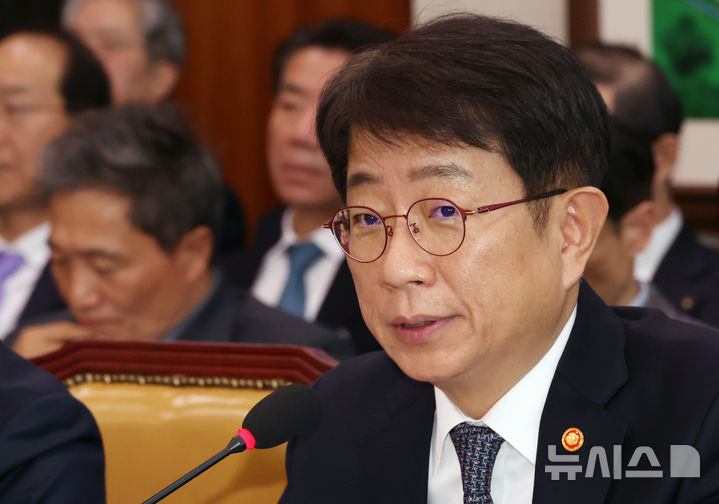 [서울=뉴시스] 조성우 기자 = 박상우 국토교통부 장관이 18일 오후 서울 여의도 국회에서 열린 국토교통위원회 전체회의에서 의원 질의에 답변하고 있다. 2025.02.18. xconfind@newsis.com