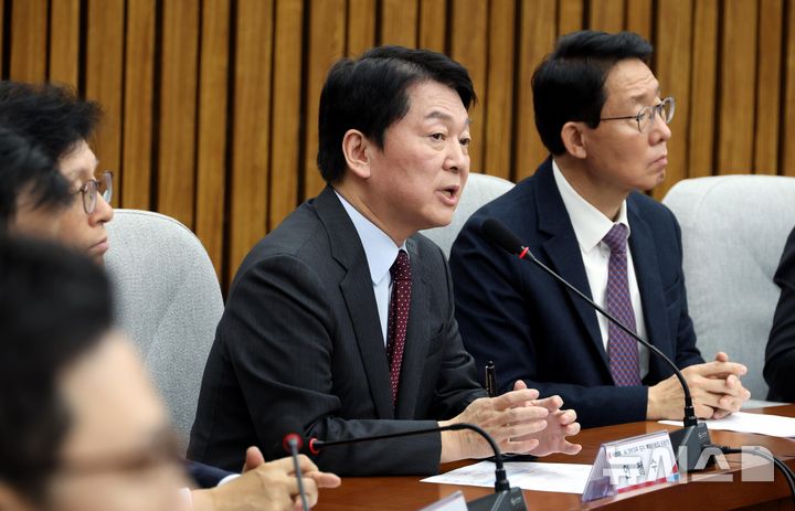 [서울=뉴시스] 조성봉 기자 = 안철수 국민의힘 AI 3대 강국 도약 특별위원장이 18일 서울 여의도 국회에서 열린 AI 경쟁력 강화를 위한 당정협의회에서 발언을 하고 있다. 2025.02.18. suncho21@newsis.com