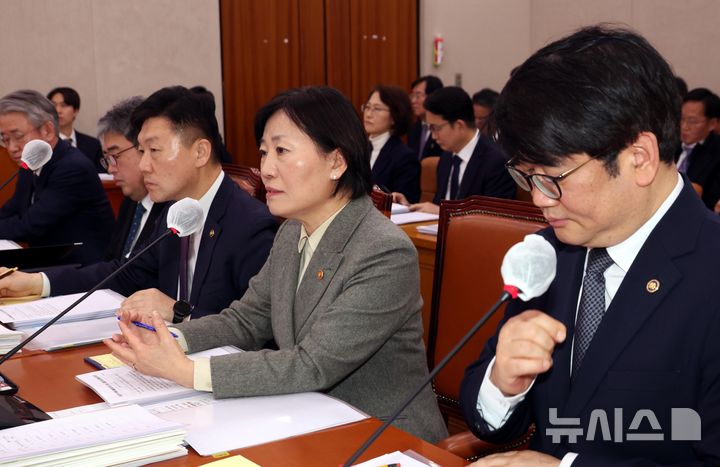 [서울=뉴시스] 조성봉 기자= 송미령 농림축산식품부 장관이 18일 서울 여의도 국회에서 열린 농림축산식품해양수산위원회 전체회의에서 의원들의 질의에 답변하고 있다. 2025.02.18. suncho21@newsis.com
