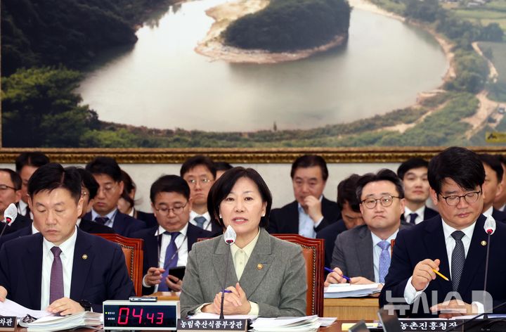 [서울=뉴시스] 조성봉 기자= 송미령 농림축산식품부 장관이 18일 서울 여의도 국회에서 열린 농림축산식품해양수산위원회 전체회의에서 의원들의 질의에 답변하고 있다. 2025.02.18. suncho21@newsis.com