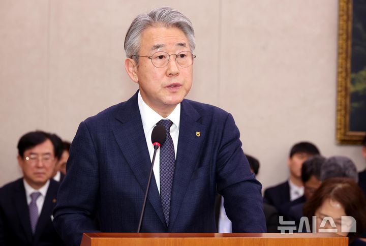 [서울=뉴시스] 조성봉 기자= 강호동 농협중앙회 회장이 18일 서울 여의도 국회에서 열린 농림축산식품해양수산위원회 전체회의에서 업무보고를 하고 있다. 2025.02.18. suncho21@newsis.com