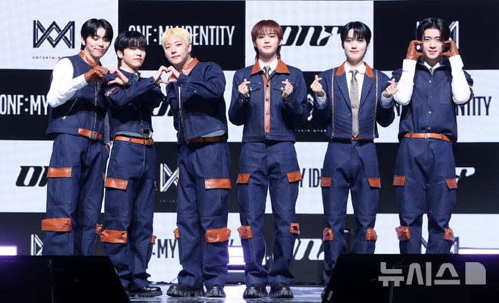[서울=뉴시스] 김혜진 기자 = 그룹 온앤오프(왼쪽부터 민균, 유, 이션, 효진, 승준, 와이엇)가 18일 오후 서울 용산구 블루스퀘어에서 열린 정규 2집 Part.1 'ONF:MY IDENTITY' 쇼케이스에서 포즈를 취하고 있다. 2025.02.18. jini@newsis.com