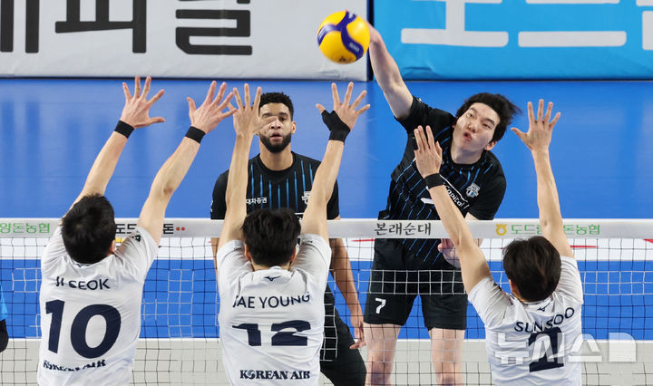 [천안=뉴시스] 강종민 기자 = 지난 18일 충남 천안 유관순체육관에서 열린 도드람 2024~2025 V-리그 현대캐피탈과 대한항공 경기에서 현대캐피탈 허수봉이 수비 사이로 강스파이크를 성공시키고 있다. 2025.02.18. ppkjm@newsis.com