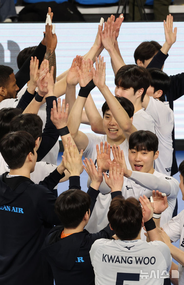 [천안=뉴시스] 강종민 기자 = 18일 충남 천안 유관순체육관에서 열린 도드람 2024~2025 V-리그 현대캐피탈과 대한항공 경기에서 1승을 추가한 대한항공 선수들이 기뻐하고 있다. 2025.02.18. ppkjm@newsis.com