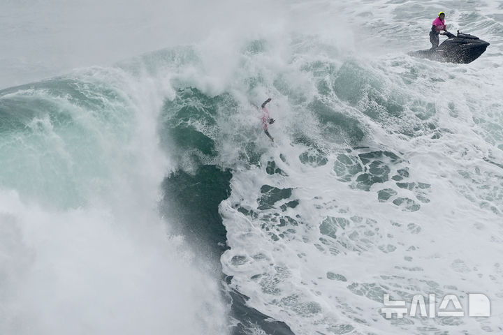 [나자레=AP/뉴시스] 18일(현지 시간) 포르투갈 나자레의 노스 비치에서 '나자레 빅웨이브 챌린지 서핑' 대회가 열려 포르투갈 서퍼 닉 폰 럽이 파도를 타다 넘어지고 있다. 2025.02.19.