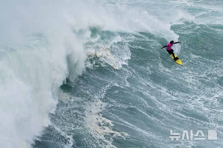 [나자레=AP/뉴시스] 18일(현지 시간) 포르투갈 나자레의 노스 비치에서 '나자레 빅웨이브 챌린지 서핑' 대회가 열려 포르투갈 서퍼 닉 폰 럽이 파도를 타고 있다. 2025.02.19.