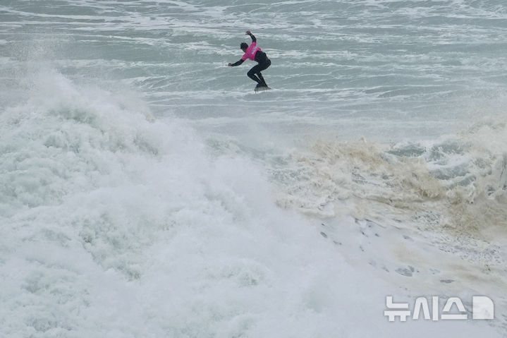 [나자레=AP/뉴시스] 18일(현지 시간) 포르투갈 나자레의 노스 비치에서 '나자레 빅웨이브 챌린지 서핑' 대회가 열려 프랑스 서퍼 클레멘트 로세로가 파도를 타고 있다. 2025.02.19.