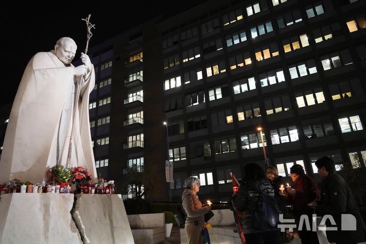 [로마=AP/뉴시스] 18일(현지 시간) 로마 아고스티노 제멜리 병원 인근에서 볼리비아 신자들이 프란치스코 교황의 건강을 기원하며 기도하고 있다. 호흡기 질환으로 닷새째 입원 중인 프란치스코 교황은 폐렴 진단을 받아 추가 약물 치료가 필요한 것으로 알려졌다. 2025.02.19.
