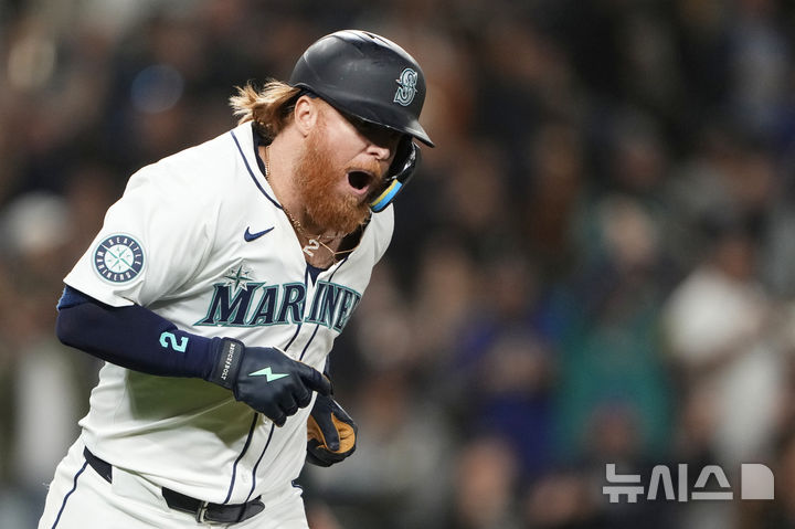 [시애틀=AP/뉴시스] 미국 메이저리그(MLB) 시애틀 매리너스의 저스틴 터너가 지난해 9월18일 미국 시애틀에서 열린 MLB 8회말 뉴욕 양키스를 상대로 솔로 홈런을 친 뒤 환호하고 있다. 2024.09.18.