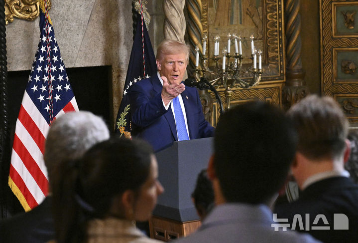 [팜비치=AP/뉴시스] 도널드 트럼프 미국 대통령이 18일(현지 시간) 플로리다주 팜비치의 마러라고 자택에서 기자회견을 하고 있다. 2025.02.19.