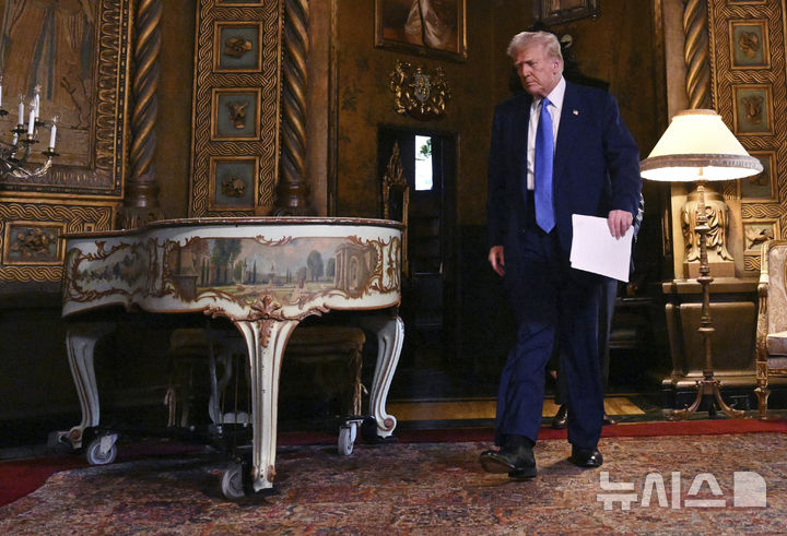 [팜비치=AP/뉴시스] 도널드 트럼프 미국 대통령이 18일(현지 시간) 플로리다주 팜비치의 마러라고 자택에서 기자회견을 하기 위해 단상으로 향하고 있다. 2025.02.19.