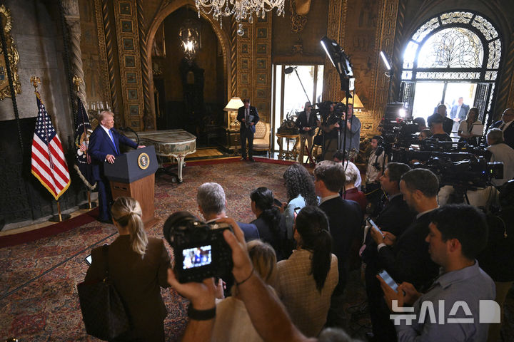 [팜비치=AP/뉴시스] 도널드 트럼프 미국 대통령이 18일(현지 시간) 플로리다주 팜비치의 마러라고 자택에서 기자회견을 하고 있다. 2025.02.19.