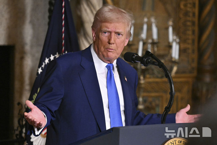 [팜비치=AP/뉴시스] 도널드 트럼프 미국 대통령이 18일(현지 시간) 플로리다주 팜비치의 마러라고 자택에서 기자회견을 하고 있다. 2025.02.19.