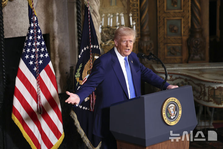 [팜비치=AP/뉴시스] 도널드 트럼프 미국 대통령이 18일(현지 시간) 플로리다주 팜비치의 마러라고 자택에서 기자회견을 하고 있다. 2025.02.19.