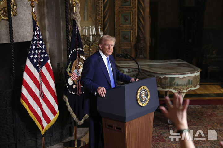 [팜비치=AP/뉴시스] 도널드 트럼프 미국 대통령이 18일(현지 시간) 플로리다주 팜비치의 마러라고 자택에서 기자회견을 하고 있다. 2025.02.19.