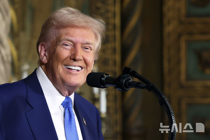 [팜비치=AP/뉴시스] 도널드 트럼프 미국 대통령이 18일(현지 시간) 플로리다주 팜비치의 마러라고 자택에서 기자회견을 하고 있다. 2025.02.19.