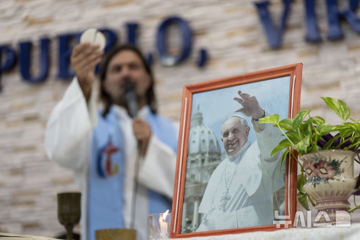 [부에노스아이레스=AP/뉴시스] 18일(현지 시간) 아르헨티나 부에노스아이레스에서 프란치스코 교황의 건강을 기원하는 미사가 열리고 있다. 호흡기 질환으로 닷새째 입원 중인 프란치스코 교황은 폐렴 진단을 받아 추가 약물 치료가 필요한 것으로 알려졌다. 2025.02.19.