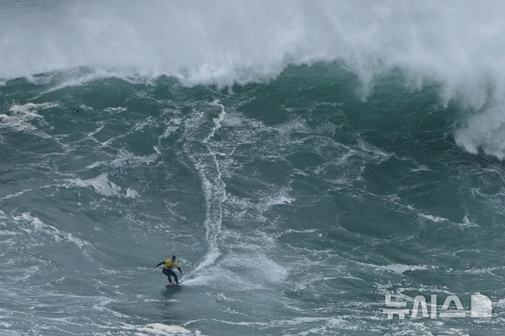 [나자레=AP/뉴시스] 18일(현지 시간) 포르투갈 나자레의 노스 비치에서 '나자레 빅웨이브 챌린지 서핑' 대회가 열려 영국 서퍼 로라 크레인이 파도를 타고 있다. 2025.02.19.