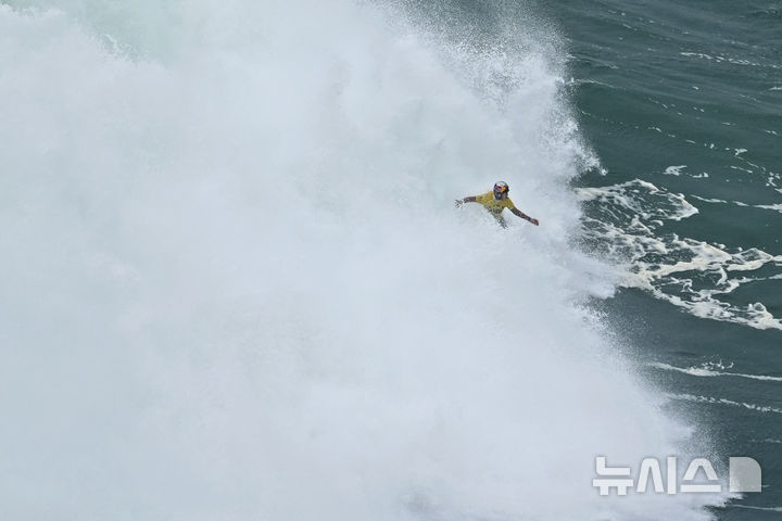 [나자레=AP/뉴시스] 18일(현지 시간) 포르투갈 나자레의 노스 비치에서 '나자레 빅웨이브 챌린지 서핑' 대회가 열려 프랑스 서퍼 저스틴 듀퐁이 파도를 타고 있다. 2025.02.19.