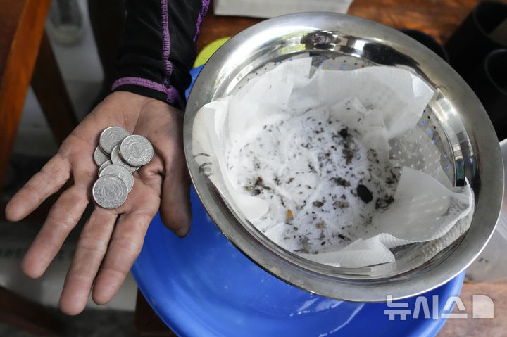 [만달루용=AP/뉴시스] 19일(현지 시간) 필리핀 마닐라 서부 만달루용의 한 마을에서 이곳 주민이 모기 유충 45마리를 잡아 포상금으로 받은 9페소를 보여주고 있다. 이 지역에서는 뎅기열 확산을 막기 위해 누구든 모기를 잡아 오는 사람에게 모기나 유충의 생사에 상관없이 5마리당 1페소(한화 약 25원)의 포상금을 지급한다. 마을 이장은 학생 2명이 뎅기열로 사망하자 이 같은 제도를 시행하게 됐다고 밝혔다. 2025.02.19.