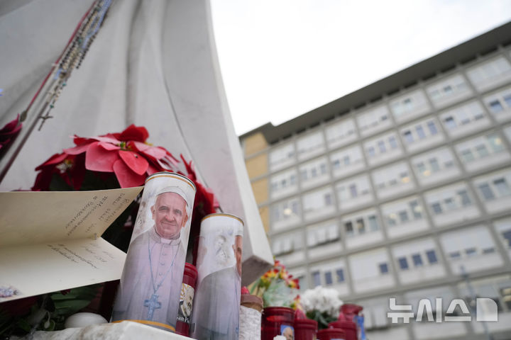 [AP/뉴시스] 19일 프란시스코 교황이 입원해 다섯 밤을 보낸 로마 제마일 병원과 그 앞의 회복 기원 물품들 
