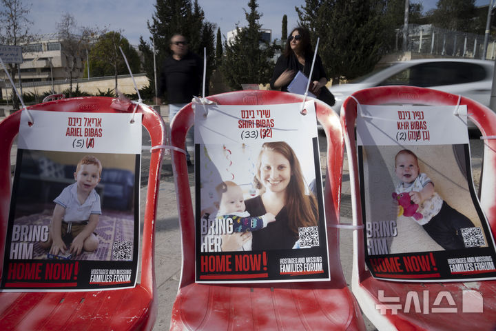 [예루살렘=AP/뉴시스] 21일(현지 시간) 시신 신원이 확인된 시리 비바스(가운데)와 두 아들 아리엘과 크피르 사진이 붙은 의자가 지난 19일 이스라엘 예루살렘에 놓여 있다. 2025.02.22.