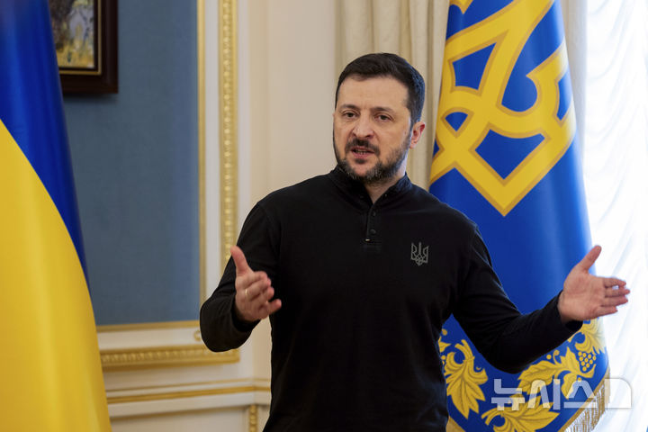 [AP/뉴시스] 우크라이나의 볼로디미르 젤렌스키 대통령이 19일 수도 키이우에서 기자회견을 하고 있다.  사우디아라비아 방문을 취소하고 귀국해 미국 트럼프 대통령을 비판했다.