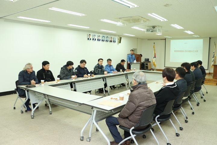 [통영=뉴시스] 신정철 기자= 통영해양경찰서는 최근 강한 계절풍과 높은 파고, 이상 기후로 인한 선박 침몰, 전복, 화재 등 해양사고가 증가함에 따라 해양안전 대응 체계를 강화하고 있다고 19일 밝혔다.사진은 지난 18일 근해통발수협 소속 선주들과 간담회를 개최, 최근 발생한 대형 해양사고 사례를 공유하고 사고 예방 대책을 논의하고 있는 모습.(사진=통영해경 제공).2025.02.19. photo@newsis.com *재판매 및 DB 금지