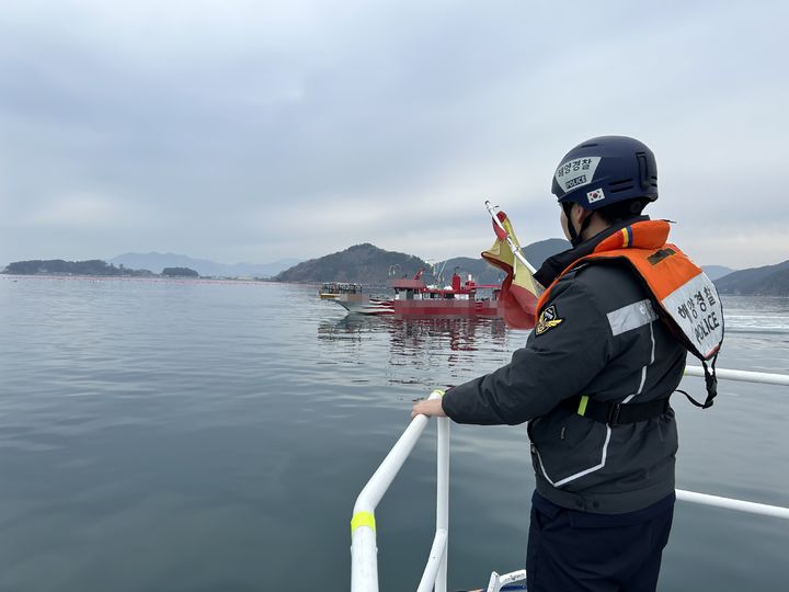 [통영=뉴시스] 신정철 기자= 통영해양경찰서(서장 이상인)는 최근 강한 계절풍과 높은 파고, 이상 기후로 인한 선박 침몰, 전복, 화재 등 해양사고가 증가함에 따라 해양안전 대응 체계를 강화하고 있다고 19일 밝혔다.사진은 낚시어선 안전관리에 나서고 있는 통영해양경찰 모습.(사진=통영해경 제공).2025.02.19. photo@newsis.com *재판매 및 DB 금지