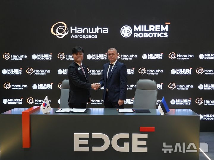 [창원=뉴시스]지난 18일 UAE 아부다비에서 개막한 'IDEX 2025' 전시회에서 한화에어로스페이스 김동현 LS사업부장(왼쪽)과 밀렘 로보틱스 쿨다 바라시(Kuldar Väärsi) 대표가 UGV 공동 개발 및 전략적 파트너십 확대를 위한 양해각서(MOU)를 체결하고 있다.(사진=한화에어로스페이스 제공) 2025.02.19. photo@newsis.com