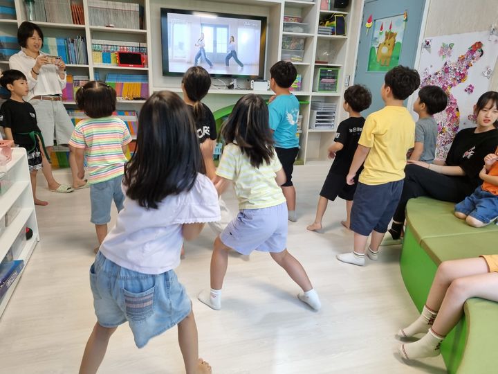 [안동=뉴시스] K보듬 6000 시설에서 아이들이 놀고 있다. (사진=경북도 제공) 2024.12.19. photo@newsis. *재판매 및 DB 금지