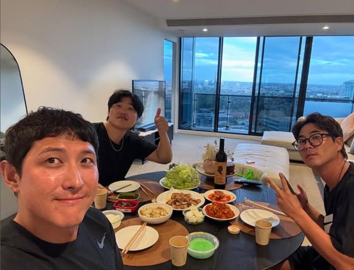 [서울=뉴시스] 야구선수 황재균이 KT위즈 동료 오재일, 우규민과 함께 시간을 보내고 있다. (사진=황재균 인스타그램 캡처) 2025.02.19. photo@newsis.com&nbsp; *재판매 및 DB 금지