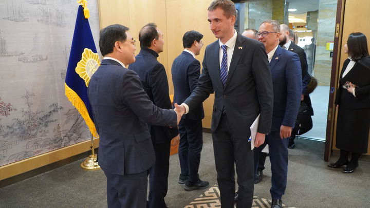 [창원=뉴시스] 강경국 기자 = 루카쉬 블첵 체코 산업통상부 장관, 이반 얀차렉 주한 체코대사, 슈테판 호프만 산업통상부 차관, 토마스 엘러 원자력 에너지 및 신기술 국장, 에바 하나코바 고문 등이 18일 이학영 국회 부의장이 주최한 한·체코 에너지 및 산업 협력 강화를 위한 간담회에 참석하고 있다. (사진=허성무 의원실 제공). 2025.02.19. photo@newsis.com *재판매 및 DB 금지