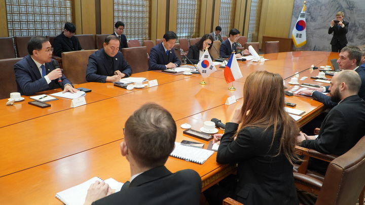 [창원=뉴시스] 강경국 기자 = 루카쉬 블첵 체코 산업통상부 장관, 이반 얀차렉 주한 체코대사, 슈테판 호프만 산업통상부 차관, 토마스 엘러 원자력 에너지 및 신기술 국장, 에바 하나코바 고문 등이 18일 이학영 국회 부의장이 주최한 한·체코 에너지 및 산업 협력 강화를 위한 간담회에 참석하고 있다. (사진=허성무 의원실 제공). 2025.02.19. photo@newsis.com *재판매 및 DB 금지
