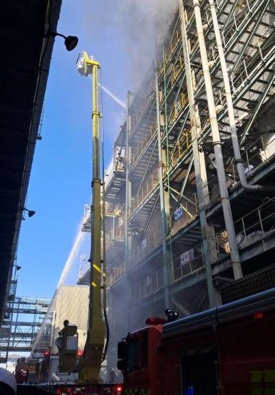 [울산=뉴시스] 박수지 기자 = 19일 오전 울산시 울주군 온산읍대정리 고려아연 2공장에서 화재가 나 소방당국이 진화작업 중이다. (사진=울산소방본부 제공) 2025.02.19. photo@newsis.com *재판매 및 DB 금지