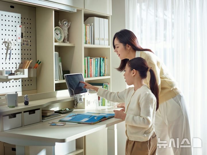 [서울=뉴시스] 한샘 아이는 책상에서 자란다 캠페인. (사진= 한샘 제공)