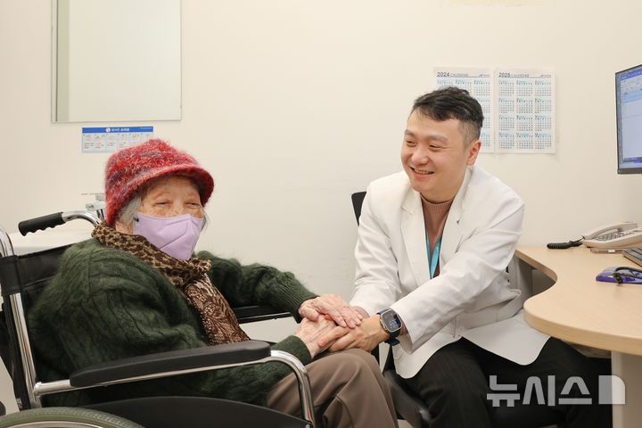 [서울=뉴시스]김강민 중앙대광명병원 심장혈관흉부외과 교수와 ‘승모판막 치환술(MVR)’과 ‘좌심방이 폐색술(LAAIO)’을 받은 90대 환자. (사진= 중앙대광명병원 제공) 2025.12.19. photo@newsis.com 