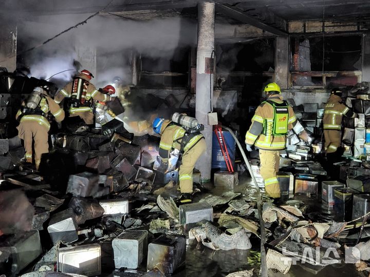 [양주=뉴시스] 공장 화재 현장. (사진=양주소방서 제공) 2025.02.19. photo@newsis.com