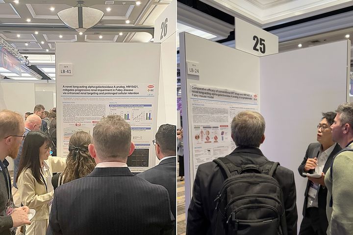 [서울=뉴시스] 한미약품 R&D센터 박초롱 파트장(왼쪽 사진)과 김원기 연구원(오른쪽 사진)이 4일(현지 시간) 열린 ‘월드 심포지엄’에서 파브리병 치료제 연구 내용이 담긴 포스터를 토대로 참석자들에게 설명하고 있다. (사진=한미약품 제공) 2025.02.19. photo@newsis.com  *재판매 및 DB 금지