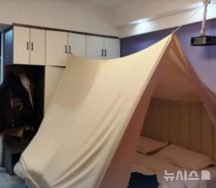 [서울=뉴시스] 중국의 한 여성이 몰래카메라를 피하기 위한 텐트 설치 방법을 공유했다. (사진=바이두)