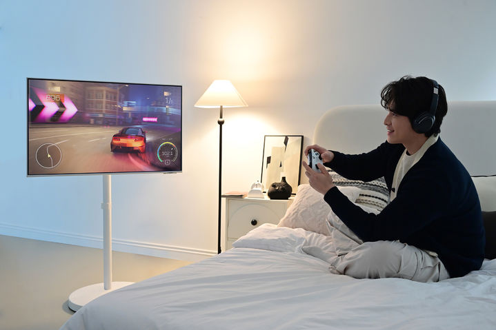 [서울=뉴시스]삼성전자 모델이 별도의 기기없이 인터넷만 연결되면 모니터에서 OTT와 같은 다양한 콘텐츠를 즐길 수 있는 삼성전자 스마트 모니터에 무빙스탠드를 결합한 무빙스타일을 체험하고 있다. (사진=삼성전자 제공) photo@newsis.com *재판매 및 DB 금지