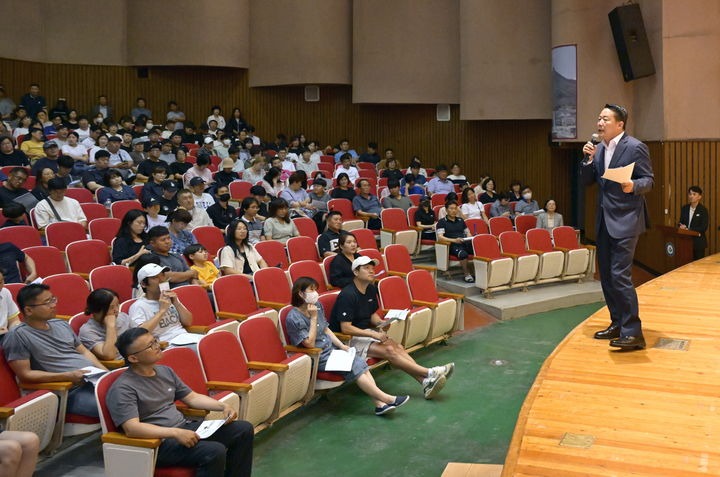 [순창=뉴시스] 지난해 7월 최영일 군수가 순창지역 청년들과의 대화를 통해 '청년근로자 종자통장 지원사업'을 설명하고 있다. *재판매 및 DB 금지