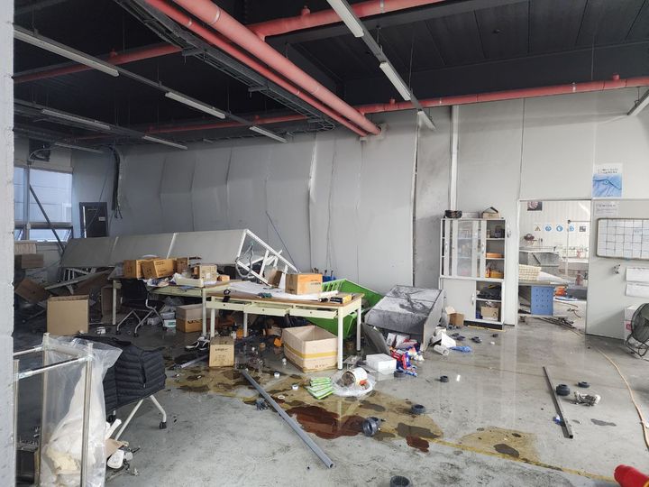 [시흥=뉴시스] 19일 낮 12시56분께 경기 시흥시 정왕동의 한 폴리염화비닐(PVC) 필터 제조 공장에서 폭발 사고가 발생했다. (사진=경기도소방재난본부 제공) 2025.02.19. photo@newsis.com *재판매 및 DB 금지